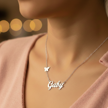 Cargar imagen en el visor de la galería, Collar de nombre + mariposita