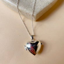 Cargar imagen en el visor de la galería, Collar relicario corazón liso