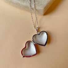Cargar imagen en el visor de la galería, Collar relicario corazón liso