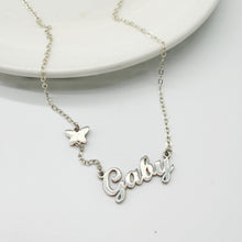 Cargar imagen en el visor de la galería, Collar de nombre + mariposita
