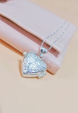Cargar imagen en el visor de la galería, Relicario Corazón Labrado ( A PEDIDO)
