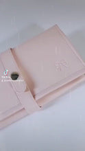 Cargar y reproducir el video en el visor de la galería, Joyero Lila de cartera
